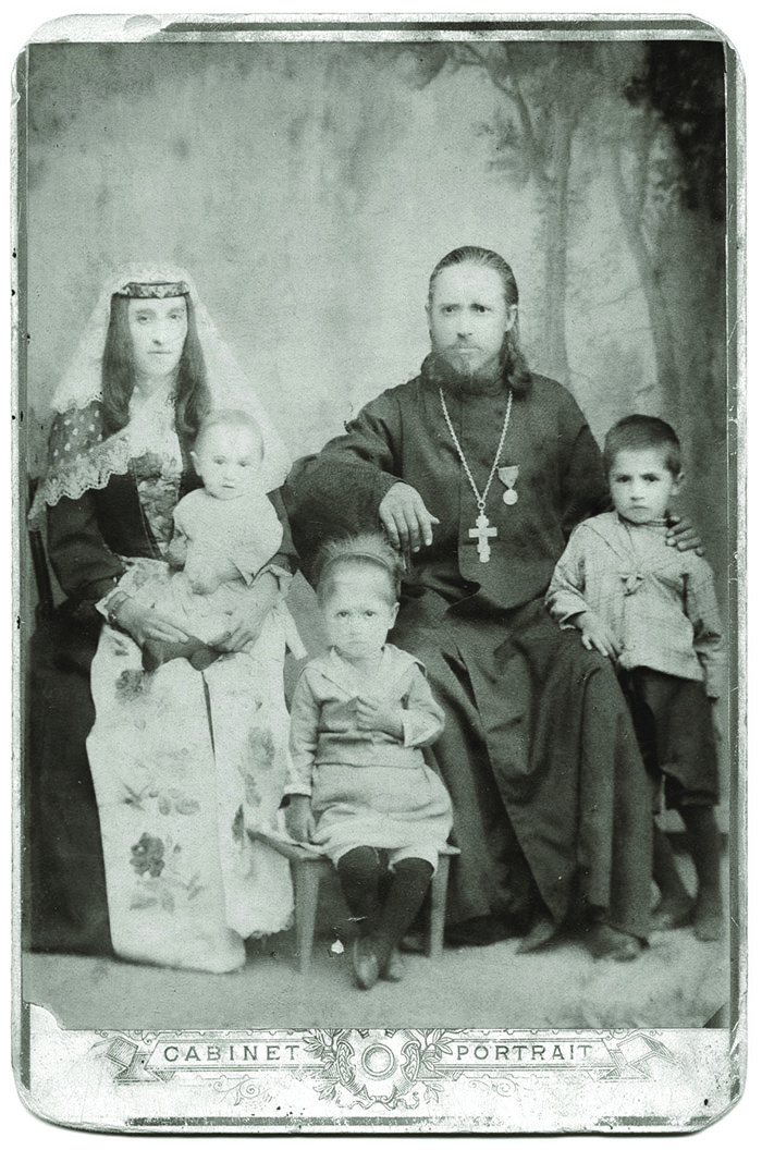 მათე ალბუთაშვილი ცოლ-შვილთან ერთად (1898 წელი)